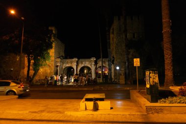 Akşamları Adrian Gate 'i izlerdim. Mermer ve kireçtaşından antik yapılar, Antalya, Türkiye.