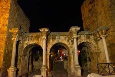 Akşamları Adrian Gate 'i izlerdim. Mermer ve kireçtaşından antik yapılar, Antalya, Türkiye.
