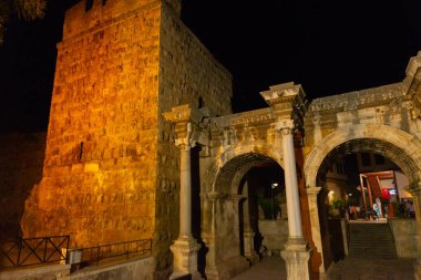 Akşamları Adrian Gate 'i izlerdim. Mermer ve kireçtaşından antik yapılar, Antalya, Türkiye.