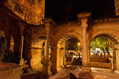 Akşamları Adrian Gate 'i izlerdim. Mermer ve kireçtaşından antik yapılar, Antalya, Türkiye.
