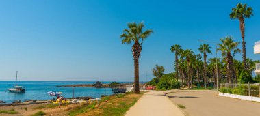 Antalya, Türkiye 'deki Lara plajında güzel bir gezinti alanı