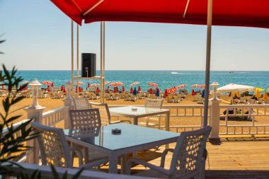 Türkiye 'nin Antalya kentinde güneşli bir yaz gününde Lara plajındaki kafe.