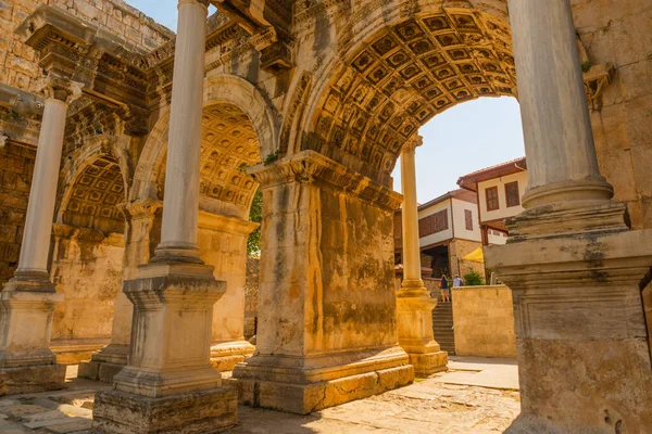 - Adrian Gate 'e, Adrian Gate' e. Mermer ve kireçtaşından antik yapılar, Antalya, Türkiye.