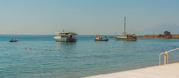 Antalya Turquia Navios Turísticos Barcos Pesca Praia Lara Antalya Turquia — Fotografia de Stock