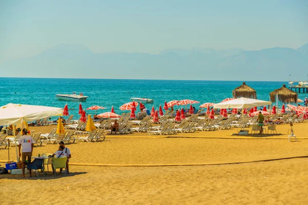 Antalya Turquia Espreguiçadeiras Guarda Sóis Praia Lara Dia Ensolarado Verão — Fotografia de Stock