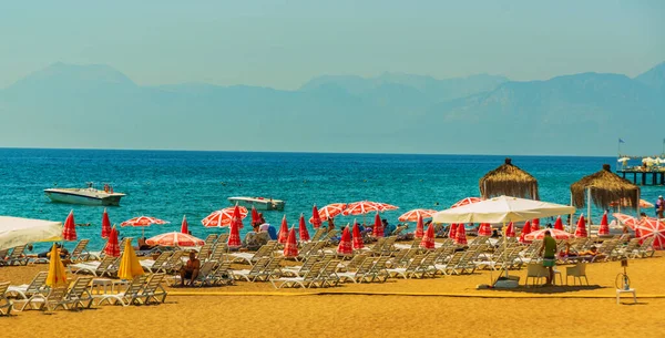 Antalya Turquia Espreguiçadeiras Guarda Sóis Praia Lara Dia Ensolarado Verão — Fotografia de Stock