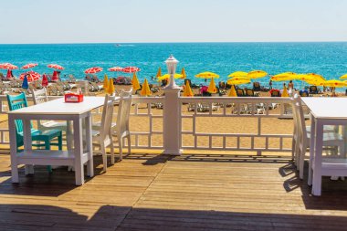 Türkiye 'nin Antalya kentinde güneşli bir yaz gününde Lara plajındaki kafe.