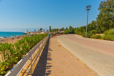 Antalya, Türkiye 'deki Lara plajında güzel bir gezinti alanı