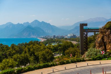 ANTALYA, TURKEY: Türkiye 'nin Antalya kentinde yaz aylarında Konyaalti plajı ve asansörünün güzel manzarası.