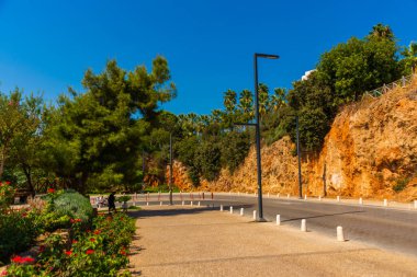Türkiye 'nin Antalya kentinde güneşli bir yaz gününde Yılan yolu Konyaalti plajına çıkıyor.