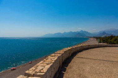 Türkiye 'nin Antalya kentinde güneşli bir yaz gününde Yılan yolu Konyaalti plajına çıkıyor.