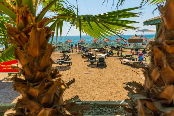 Antalya Turquía Tumbonas Sombrillas Playa Lara Soleado Día Verano Antalya — Foto de Stock