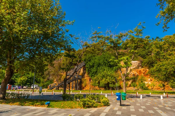 Antalya Turkey Gyönyörű Fák Utak Konyaalti Strand Területén Napos Nyáron — Stock Fotó