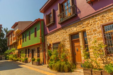 Antalya, Türkiye 'nin tarihi distikt Kaleici kentindeki evler. Eski Antalya kasabası turistler arasında popüler bir yer.