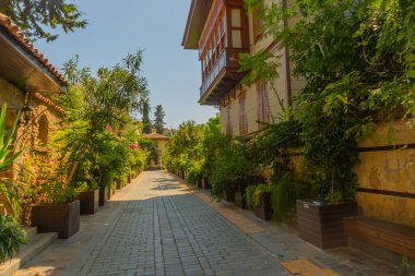 Antalya, Türkiye 'nin tarihi distikt Kaleici kentindeki evler. Eski Antalya kasabası turistler arasında popüler bir yer.