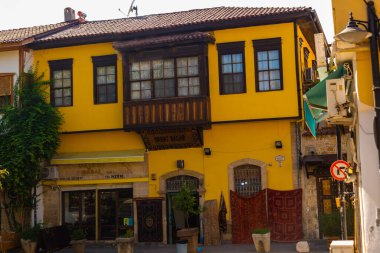 Antalya, Türkiye 'nin tarihi distikt Kaleici kentindeki evler. Eski Antalya kasabası turistler arasında popüler bir yer.