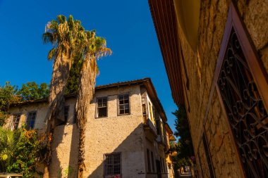 Antalya, Türkiye 'nin tarihi distikt Kaleici kentindeki evler. Eski Antalya kasabası turistler arasında popüler bir yer.
