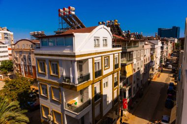 Antalya 'nın modern Antalya ilçesinde güneşli bir günde evleri ve binaları olan cadde. Apartman manzarası.