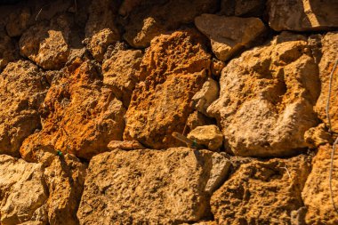 - Kaya dokusunu yakından incele, tamam mı? Antalya 'daki eski kale duvarları veya Türkiye' deki Kaleici