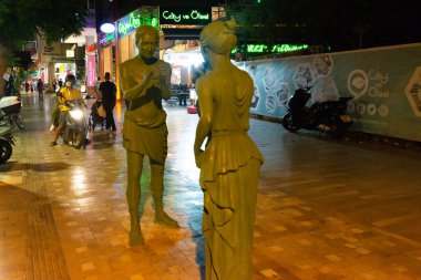 Geleneksel Türk heykeli üzerinde bir görüş belirle. Bir heykel fotoğrafçısı ve Antalya şehir merkezinde bir kadın heykeli..