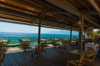 Kafenin, Akdeniz 'in ve Türkiye' nin Antalya kentindeki dağların güzel manzarası.