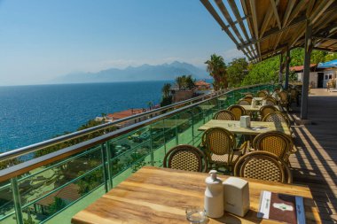 Kafenin, Akdeniz 'in ve Türkiye' nin Antalya kentindeki dağların güzel manzarası.