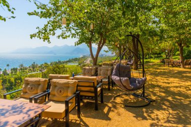Kafenin, Akdeniz 'in ve Türkiye' nin Antalya kentindeki dağların güzel manzarası.