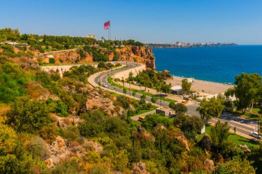 Türkiye 'nin Antalya kentinde güneşli bir yaz gününde Yılan yolu Konyaalti plajına çıkıyor.