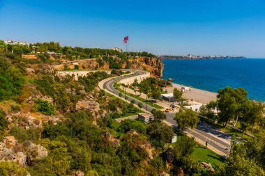 Türkiye 'nin Antalya kentinde güneşli bir yaz gününde Yılan yolu Konyaalti plajına çıkıyor.