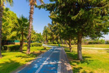 ANTALYA, TURKEY: Türkiye 'nin Antalya kentinde yazın Konyaalti plajına giden yol.