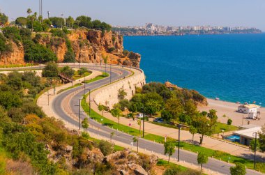 Türkiye 'nin Antalya kentinde güneşli bir yaz gününde Yılan yolu Konyaalti plajına çıkıyor.