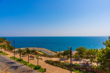 Türkiye 'nin Antalya kentinde güneşli bir yaz gününde Yılan yolu Konyaalti plajına çıkıyor.