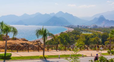 ANTALYA, TURKEY: Türkiye 'nin Antalya kentinde yazın Konyaalti plajına giden yol.