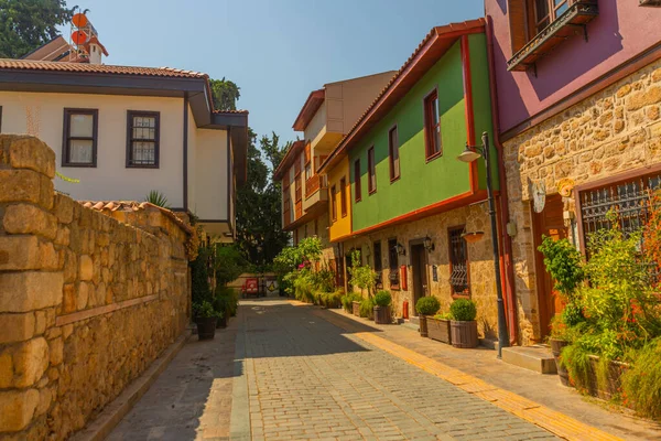 アンタルヤ トルコ アンタルヤの歴史地区Kaleiciの家 トルコ アンタルヤの旧市街は観光客の間で人気のある目的地です — ストック写真