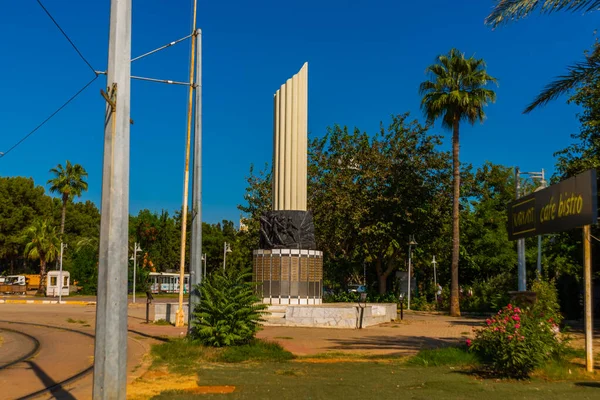 Antalya Turquia Monumento Forma Uma Coluna Sobre Calçadão Antalya Turquia — Fotografia de Stock