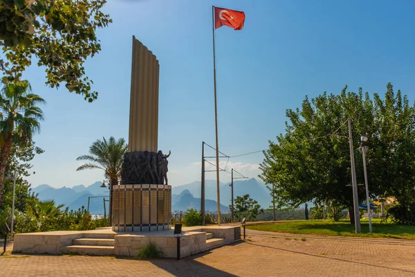 Antalya Turkey Monument Vorm Van Een Zuil Boulevard Antalya Turkije — Stockfoto