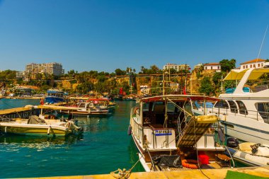 Antalya 'daki eski liman ve güneşli bir yaz gününde gemileri ve tekneleri olan liman, Türkiye.