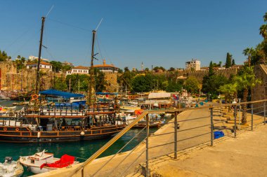 Antalya 'daki eski liman ve güneşli bir yaz gününde gemileri ve tekneleri olan liman, Türkiye.