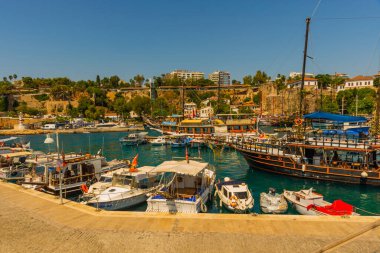 Antalya 'daki eski liman ve güneşli bir yaz gününde gemileri ve tekneleri olan liman, Türkiye.