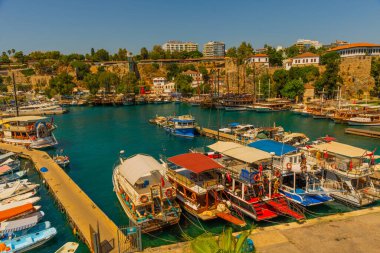 Antalya 'daki eski liman ve güneşli bir yaz gününde gemileri ve tekneleri olan liman, Türkiye.