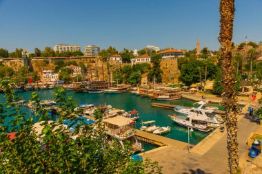 Antalya 'daki eski liman ve güneşli bir yaz gününde gemileri ve tekneleri olan liman, Türkiye.