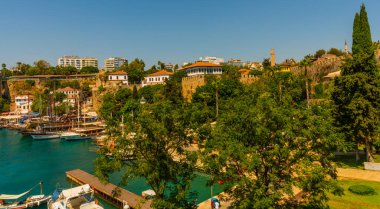 Antalya 'daki eski liman ve güneşli bir yaz gününde gemileri ve tekneleri olan liman, Türkiye.
