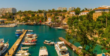 Antalya 'daki eski liman ve güneşli bir yaz gününde gemileri ve tekneleri olan liman, Türkiye.