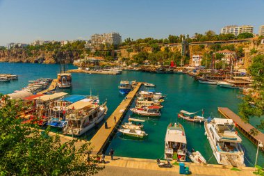 Antalya 'daki eski liman ve güneşli bir yaz gününde gemileri ve tekneleri olan liman, Türkiye.