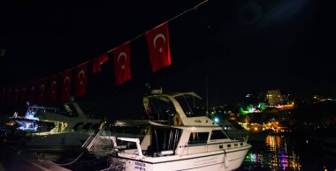 ANTALYA, Türkiye: Antalya 'nın eski limanı ve akşamları turistler için tekneli liman, Türkiye.