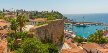 ANTALYA, TURKEY: Güneşli bir yaz gününde Antalya 'daki eski limanın ve limanın gemi ve tekneli üst manzarası, Türkiye.