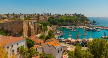 ANTALYA, TURKEY: Güneşli bir yaz gününde Antalya 'daki eski limanın ve limanın gemi ve tekneli üst manzarası, Türkiye.