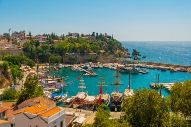 Antalya 'daki eski liman ve güneşli bir yaz gününde gemileri ve tekneleri olan liman, Türkiye.