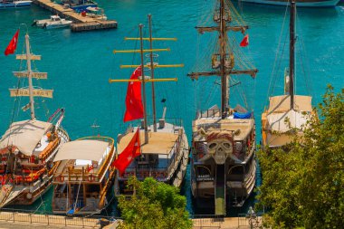 Antalya 'daki eski liman ve güneşli bir yaz gününde gemileri ve tekneleri olan liman, Türkiye.