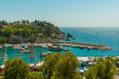 ANTALYA, TURKEY: Güneşli bir yaz gününde Antalya 'daki eski limanın ve limanın gemi ve tekneli üst manzarası, Türkiye.